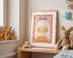 Poster Kinderzimmer Mädchen · Hello Schriftzug · Fröhliches Porträt mit weißen Haaren · Sanfte Farben · Deko ohne Rahmen – Bild 2