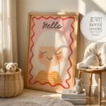 Poster Kinderzimmer Mädchen · Hello Schriftzug · Fröhliches Porträt mit weißen Haaren · Sanfte Farben · Deko ohne Rahmen