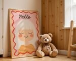 Poster Kinderzimmer Mädchen · Hello Schriftzug · Fröhliches Porträt mit weißen Haaren · Sanfte Farben · Deko ohne Rahmen – Bild 5