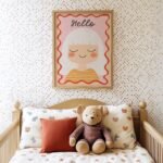 Poster Kinderzimmer Mädchen · Hello Schriftzug · Fröhliches Porträt mit weißen Haaren · Sanfte Farben · Deko ohne Rahmen – Bild 3